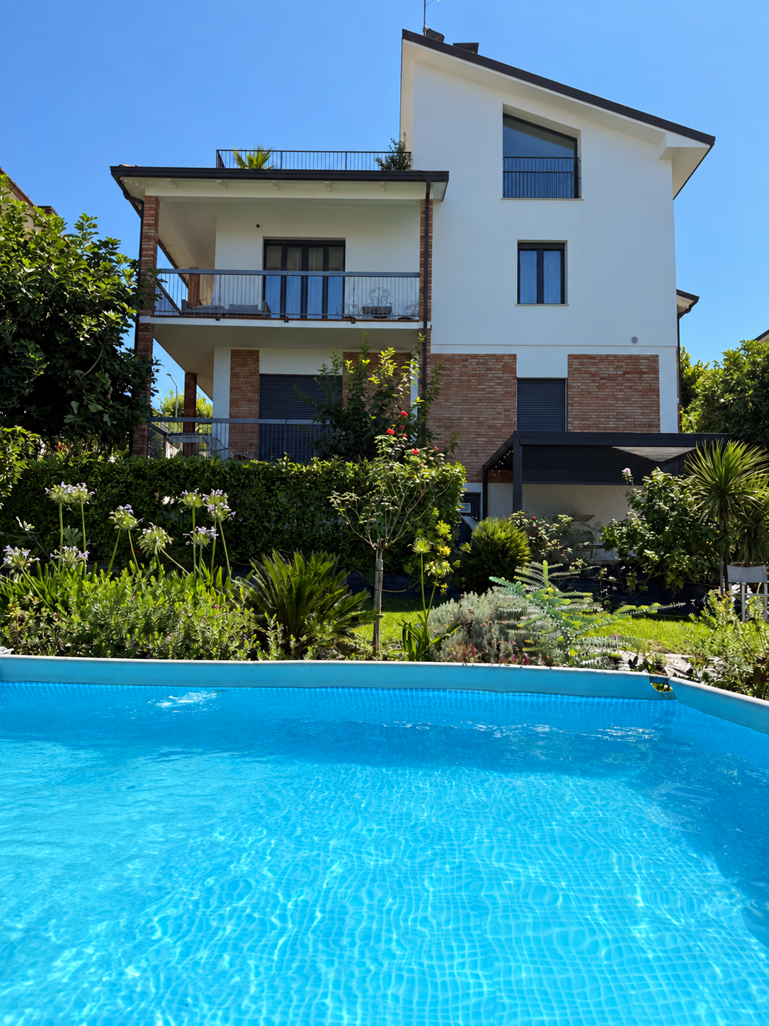 Pool & house — Casa Cervi