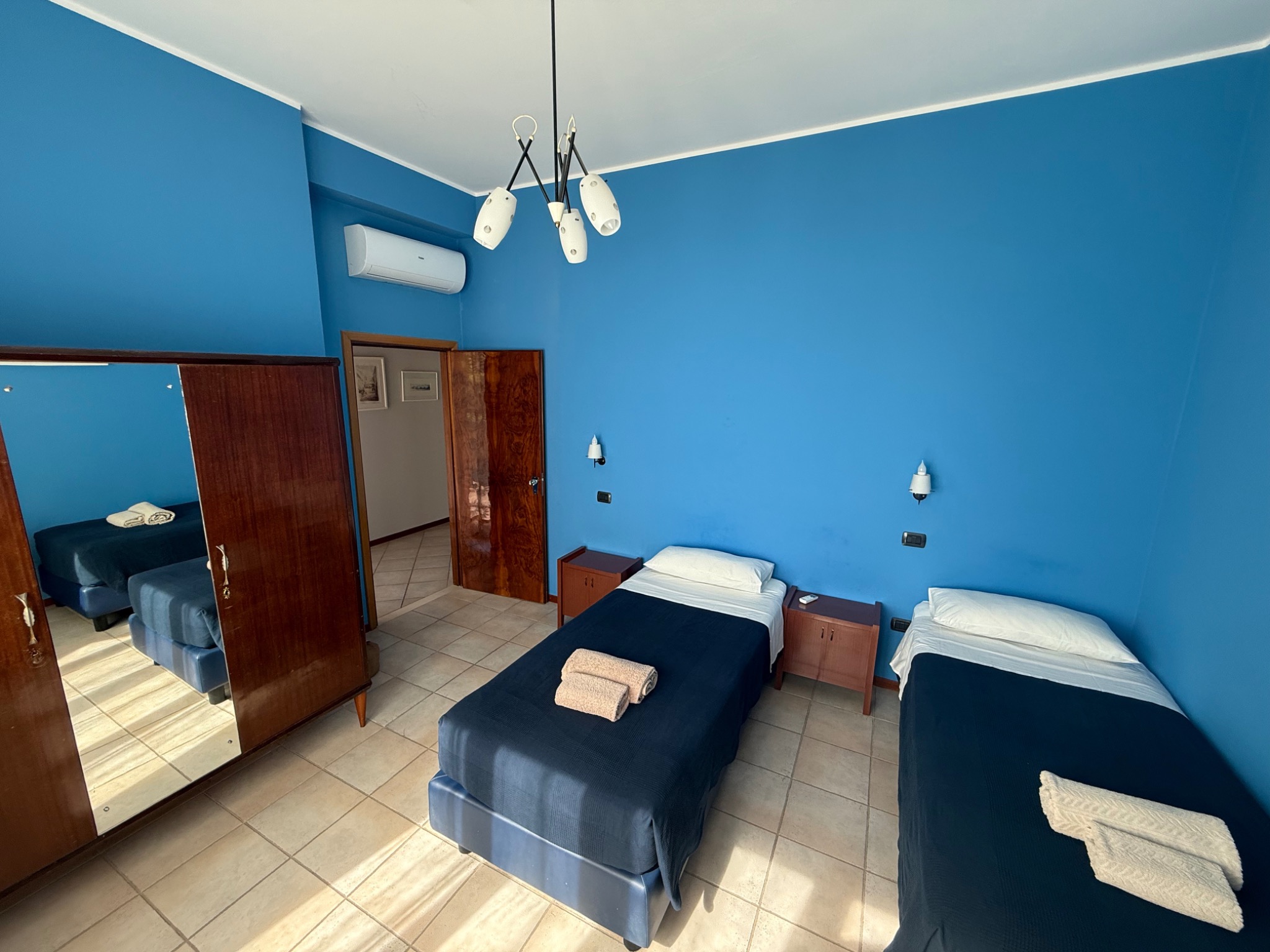 Twin bedroom — Casa Cervi